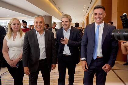 El ministro de Economía de la Nación, Luis "Toto" Caputo, participó del Foro de Inversiones y Negocios 2025 en Mendoza. Durante el evento, estuvo acompañado por Martín Clément, presidente del Consejo Empresario Mendocino, Alfredo Cornejo, gobernador de la provincia de Mendoza, y Hebe Casado, vicegobernadora