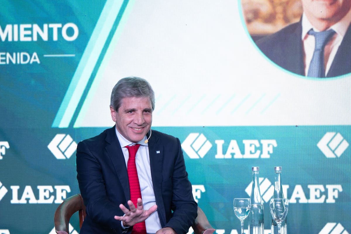 El ministro de Economía defendió la apertura de la economía