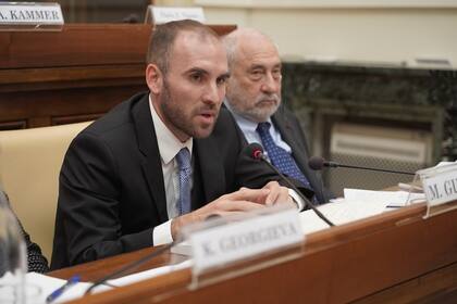 El ministro de Economía expuso en el mismo foro que Georgieva y el Papa