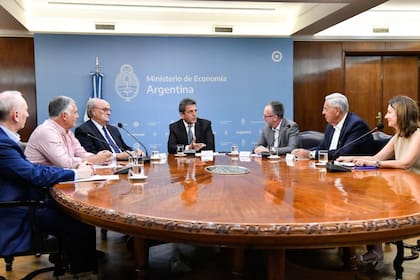 El ministro de Economía junto a Marcellus Puig, presidente y Ceo de Volkswagen Group Argentina