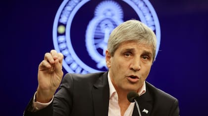 El ministro de Economía, Luis Cpauto