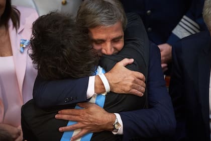 El ministro de Economía, Luis Caputo, abraza a el presidente Javier Milei en el Congreso