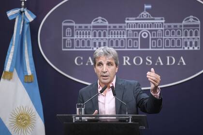El ministro de Economía, Luis Caputo, anunció el viernes último el retiro del capítulo fiscal del proyecto de ley de bases y dijo que también se dejaría de impulsar el cambio en el impuesto a las ganancias