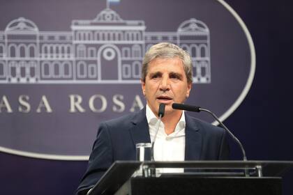 El ministro de Economía, Luis Caputo, anunció la baja de las retenciones hasta el 30 de junio próximo
