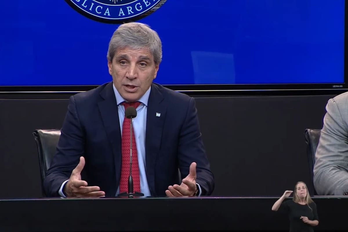 El ministro de Economía, Luis Caputo, anunció la medida en una conferencia de prensa el jueves