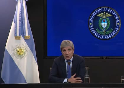 El ministro de Economía Luis Caputo anunció la flexibilización de préstamos en dólares para empresas