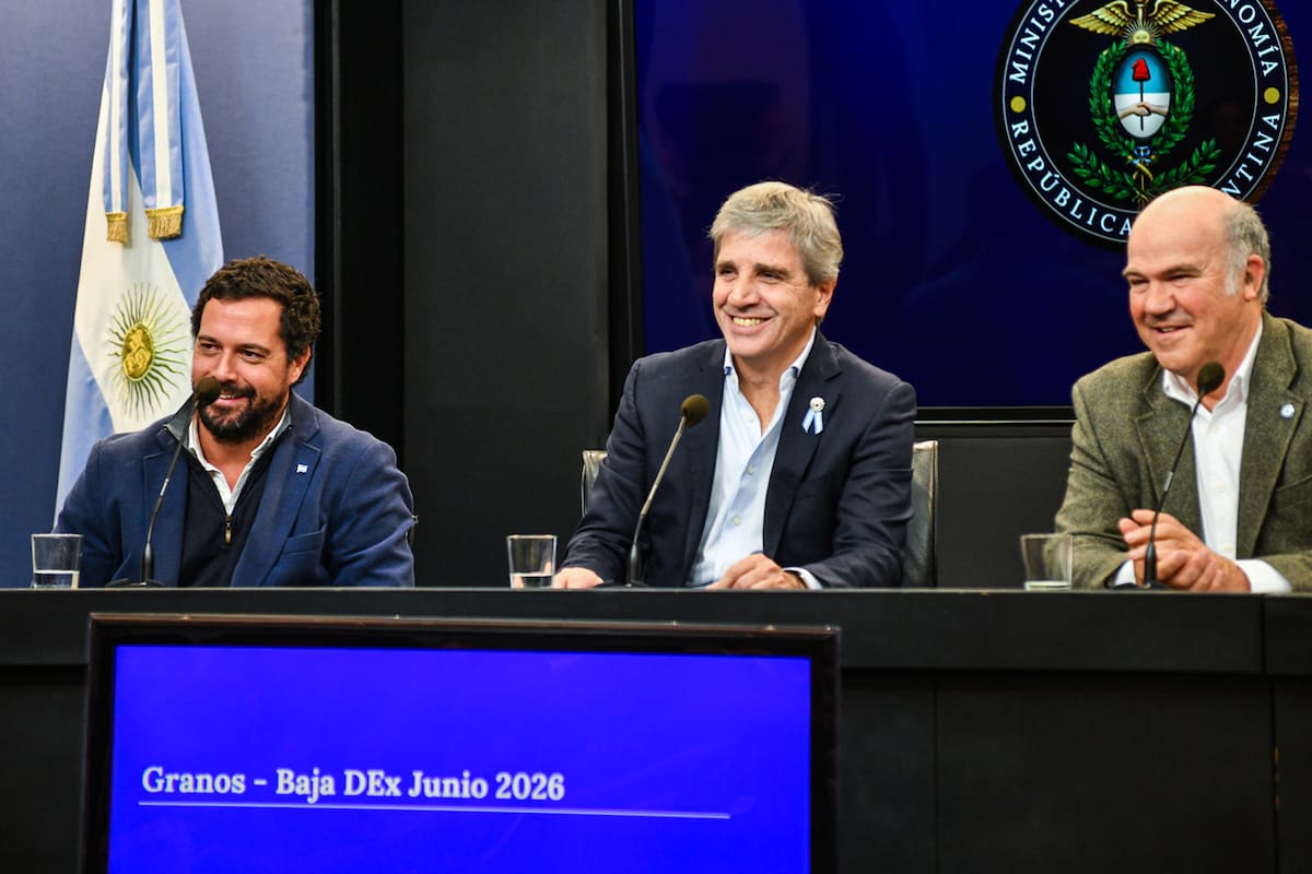 El ministro de Economía, Luis Caputo, (centro), con el secretario de Coordinación de Producción, Pablo Lavigne, y el secretario de Agricultura, Sergio Iraeta