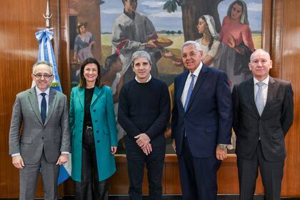 El ministro de Economía, Luis Caputo (centro), junto con los ejecutivos de Volkswagen