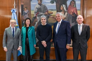 El ministro de Economía, Luis Caputo (centro), junto con los ejecutivos de Volkswagen