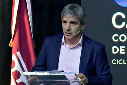 El ministro de Economía, Luis Caputo, defendió la política fiscal del Gobierno ante los reclamos de reactivación de obra pública.
