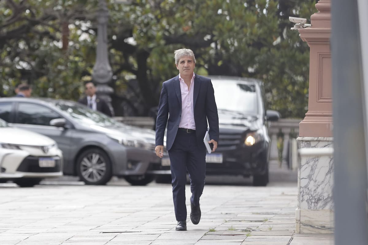 El ministro de Economía, Luis Caputo, dijo que en el blanqueo se favorecerá a quienes ingresen sus dólares al sistema bancario