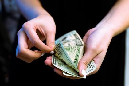 El ministro de Economía, Luis Caputo, dijo que se podrán usar los dólares que están "en el colchón"