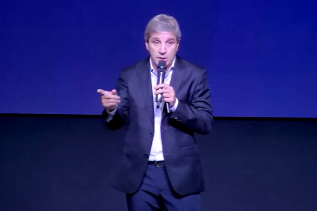 El ministro de Economía, Luis Caputo, disertó en la Bolsa de Comercio de Rosario