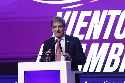 El ministro de Economía, Luis Caputo, durante su exposición en el evento “Vientos de Cambio”, organizado por la Fundación Libertad