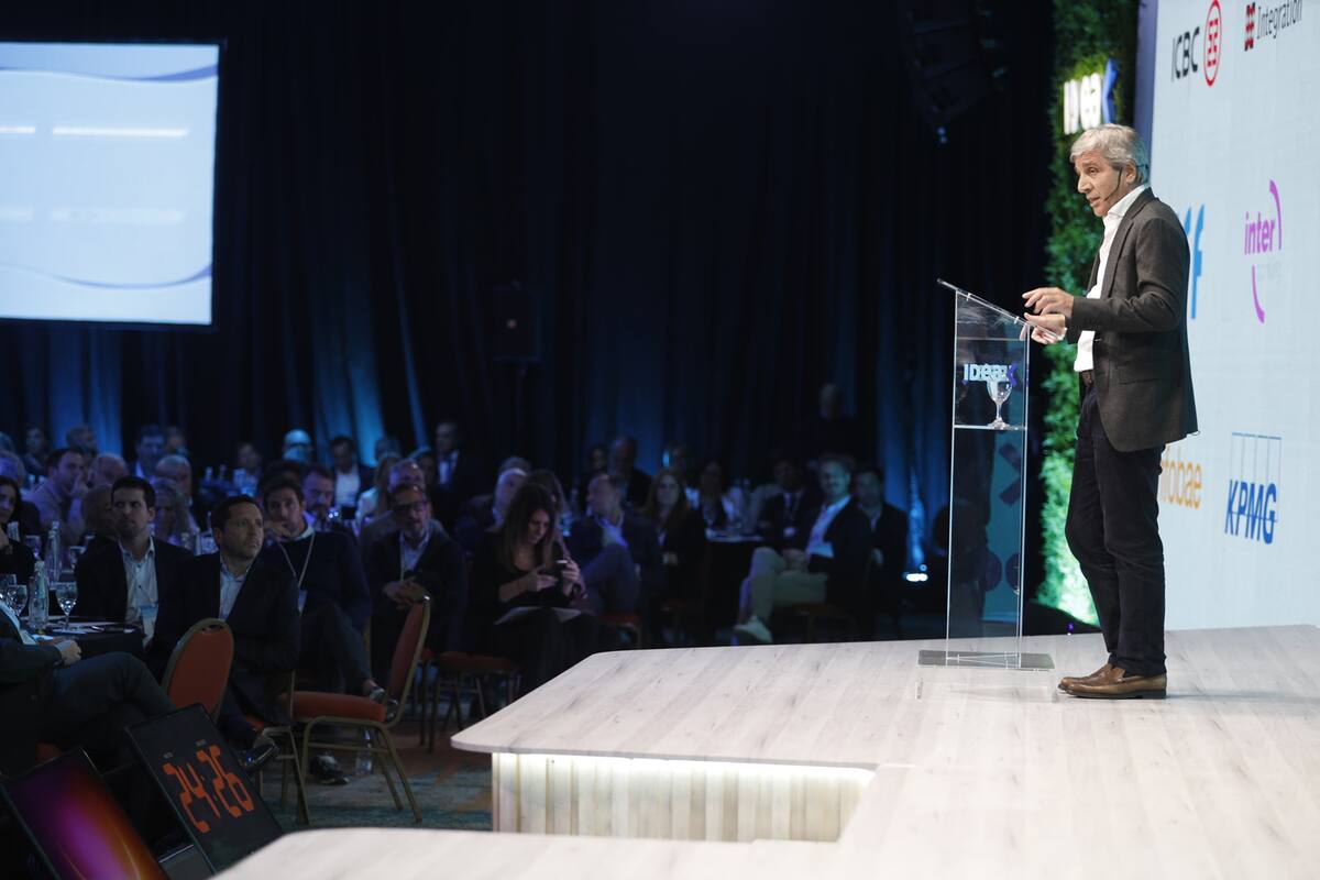 El ministro de Economía, Luis Caputo, durante su disertación en el 60° Coloquio de IDEA que se desarrolló bajo el lema "Si no es ahora, cuándo"