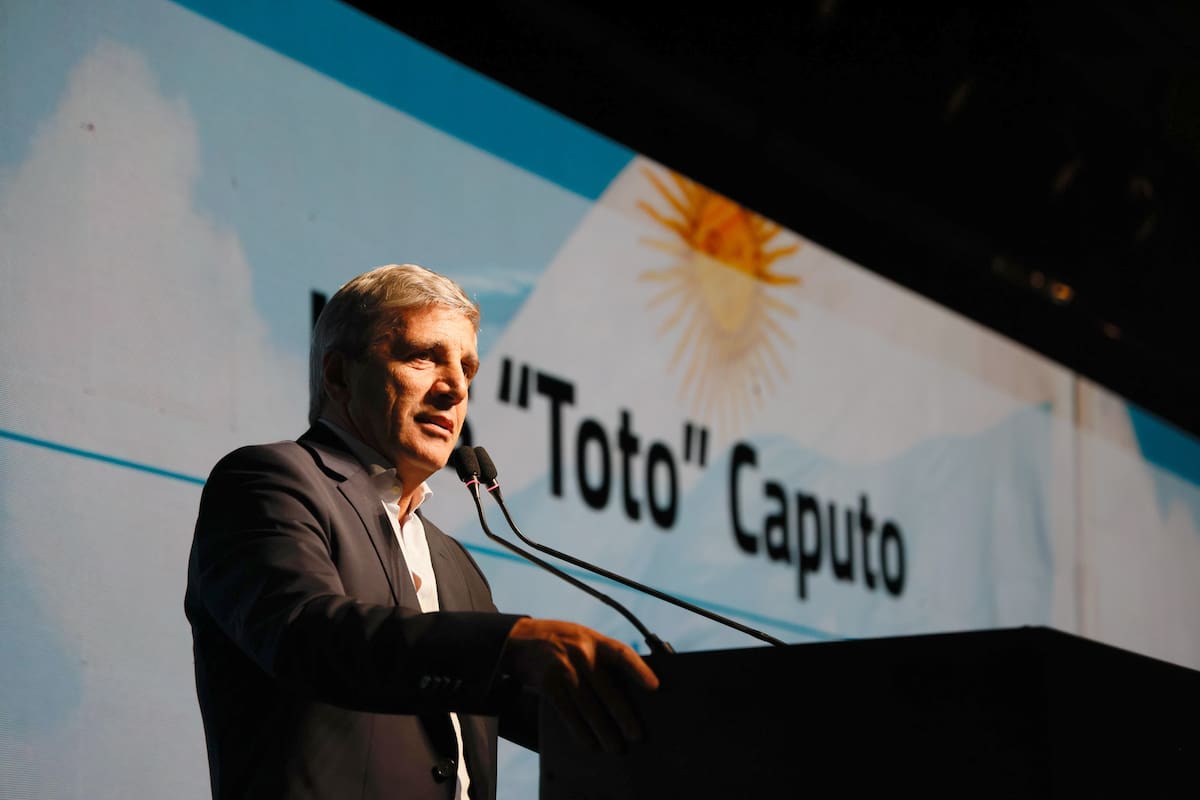 El ministro de Economía, Luis Caputo, durante su discurso en la Sociedad Rural Argentina (SRA). Foto SRA