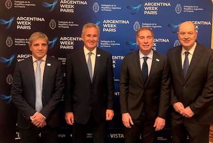 El ministro de Economía, Luis Caputo; el canciller Pablo Quirno; el jefe de Gabinete de Ministros, Diego Santilli; y el ministro de Desregulación, Federico Sturzenegger, en París.
