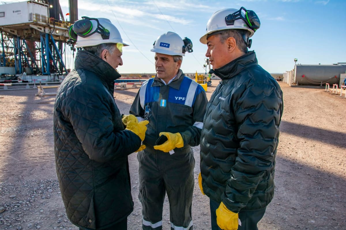 El ministro de Economía, Luis Caputo, el gobernador de Neuquén, Rolando Figueroa, y el presidente de YPF, Horacio Marín, cuando recorrieron Loma Campana, uno de los principales bloques que la compañía opera en Vaca Muerta