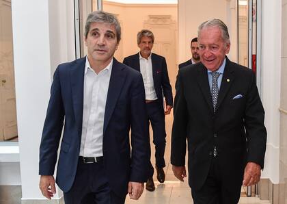 El ministro de Economía Luis Caputo en la UIA