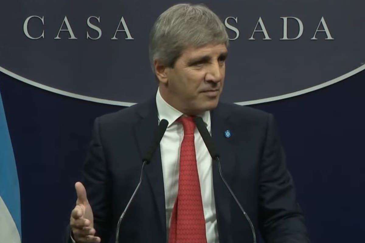 El ministro de Economía, Luis Caputo, en la conferencia de prensa