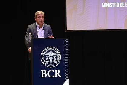 El ministro de Economía, Luis Caputo, en la Bolsa de Comercio de Rosario