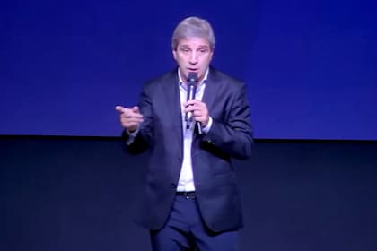 El ministro de Economía, Luis Caputo, en su discurso en la Bolsa de Comercio de Rosario