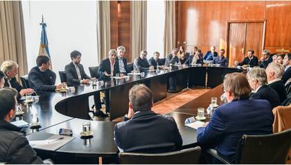 El ministro de Economía, Luis Caputo, en una reunión con ALyCs