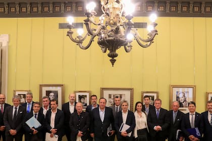 El ministro de Economía, Luis Caputo, encabezó este jueves un encuentro en Casa Rosada con el secretario de Comunicación y Prensa, Eduardo Serenellini; su par de Planeamiento y Gestión para el Desarrollo Productivo y la Bioeconomía, Juan Pazo; de Trabajo, Omar Yasin; el titular de la Unidad Transitoria para la Desregulación de la Economía, Federico Sturzenegger; el asesor Shunko Rojas; y cámaras agrarias, industriales y de servicios