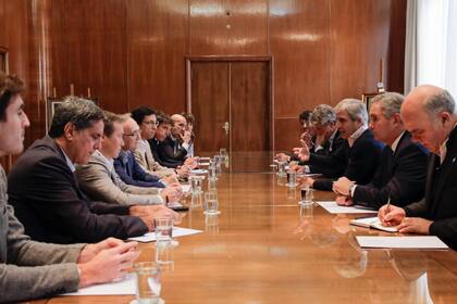 El ministro de Economía, Luis Caputo, encabezó un encuentro en el Palacio de Hacienda con representantes de la Cámara de la Industria Aceitera de la República Argentina