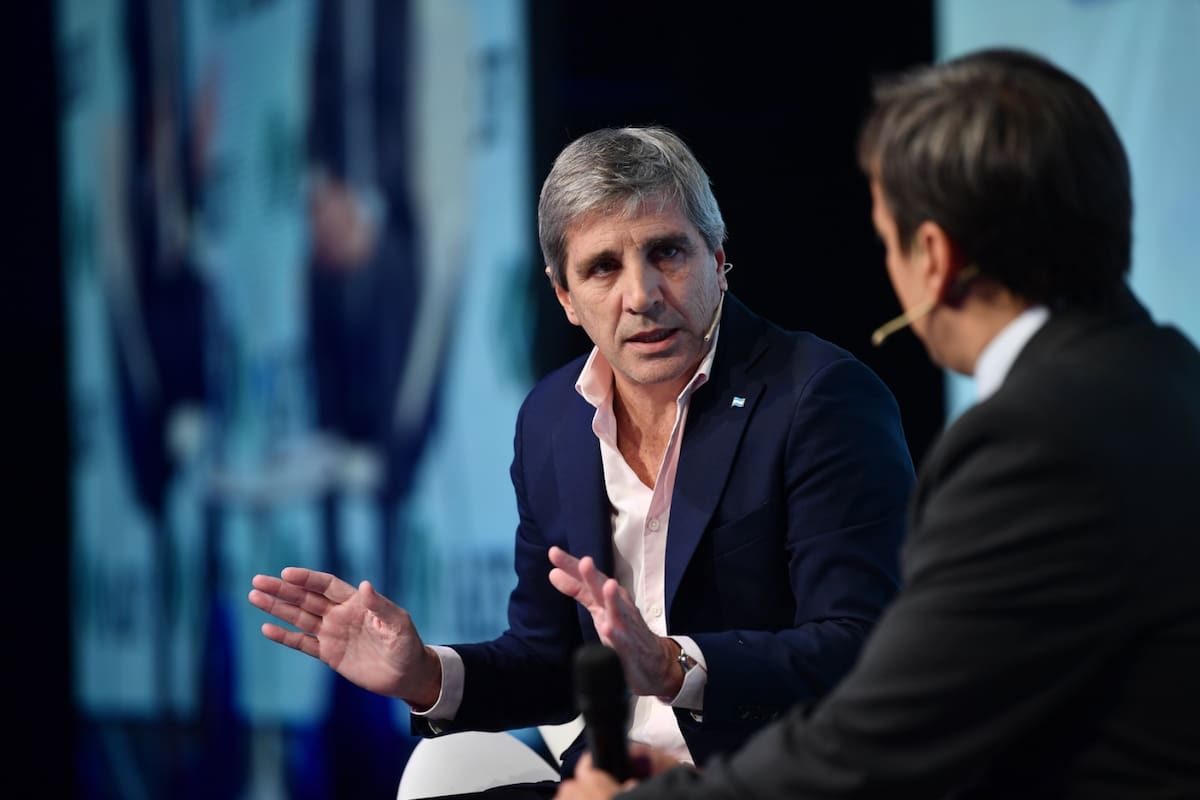 El ministro de Economía, Luis Caputo, entrevistado por José Del Rio en el Congreso de Ejecutivos Financieros (IAEF)