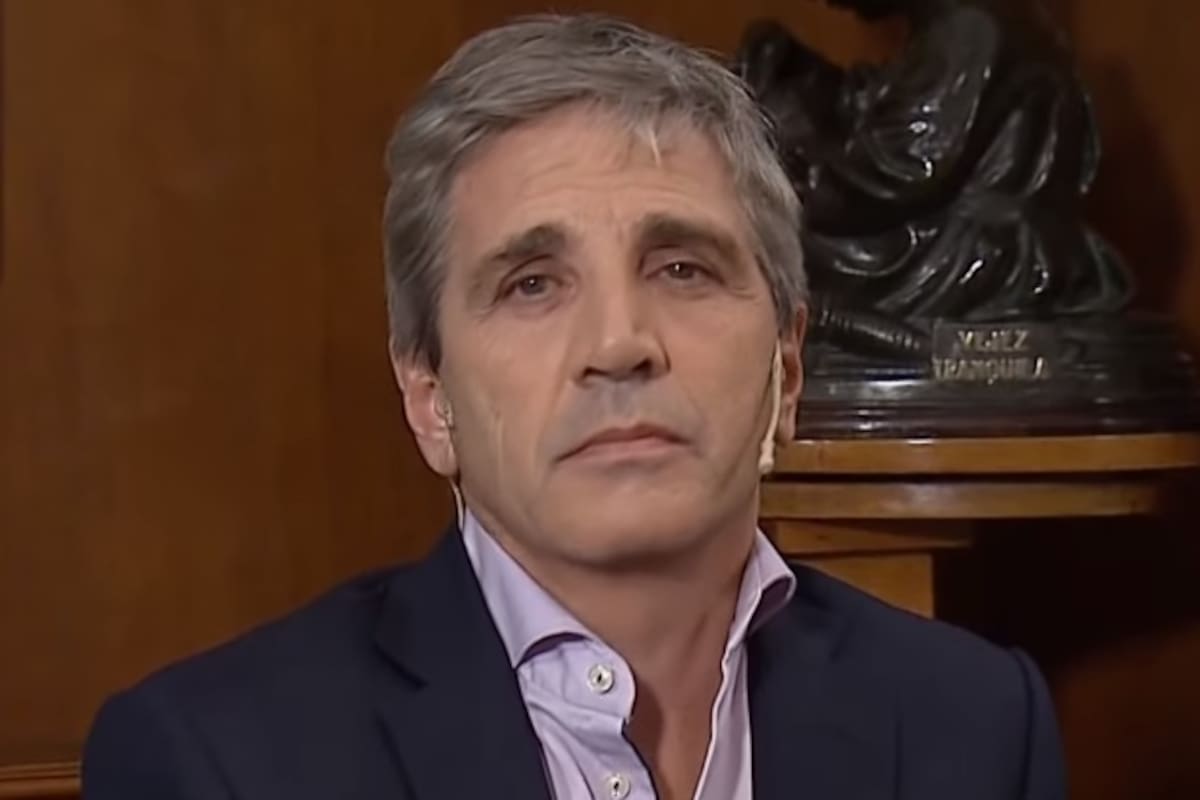 El ministro de Economía, Luis Caputo, entrevistado en A Dos Voces