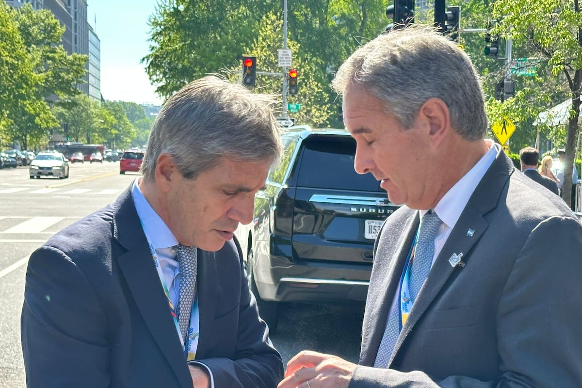 El ministro de Economía , Luis Caputo, junto a al secretario de Finanzas, Pablo, Quirno, semanas atrás afuera de la sede del FMI.