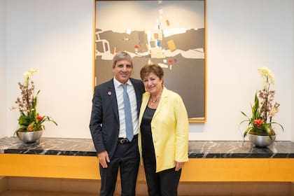 El ministro de Economía, Luis Caputo, junto a la titular del Fondo Monetario Internacional (FMI), Kristalina Georgieva, en octubre pasado