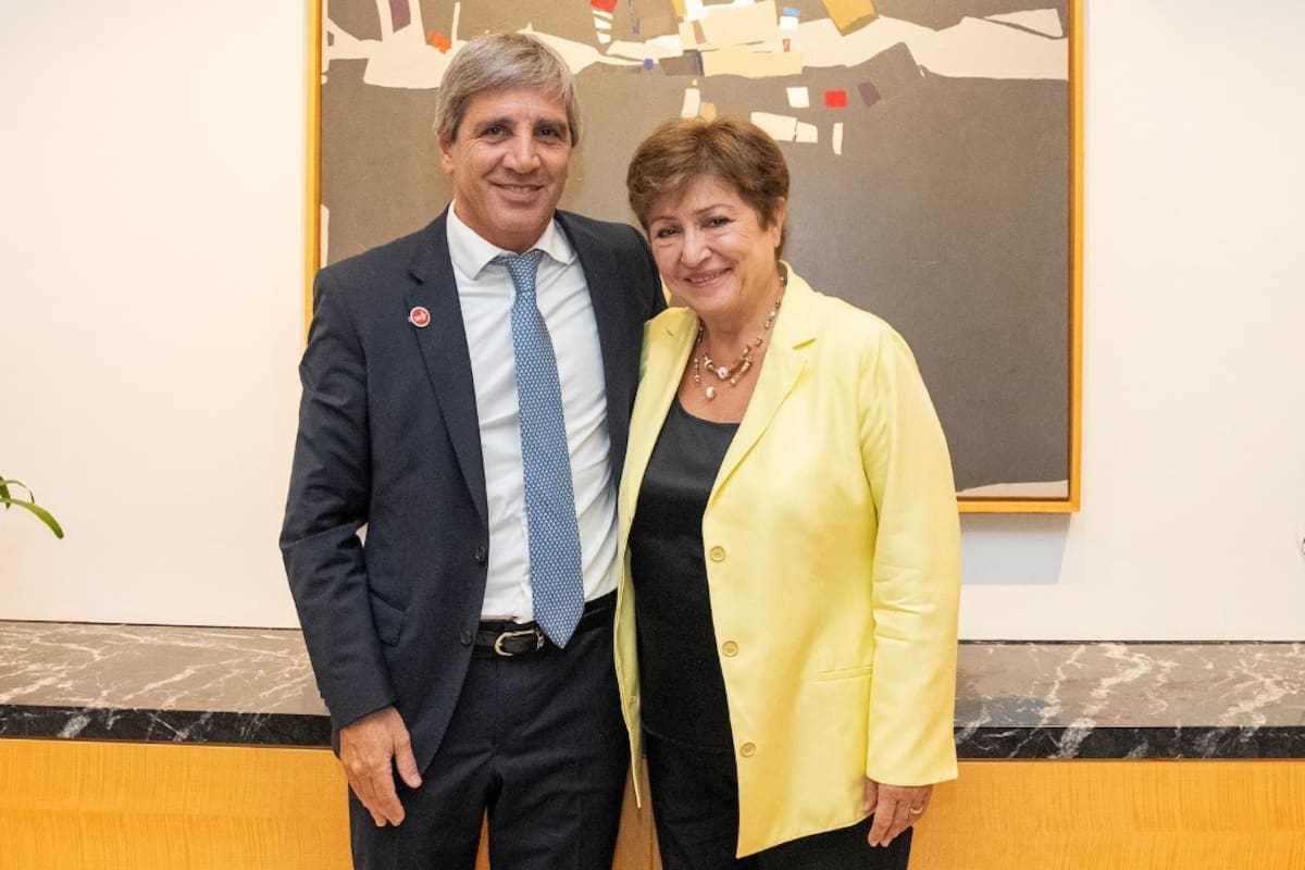 El ministro de Economía, Luis Caputo, junto a la titular del Fondo Monetario Internacional (FMI), Kristalina Georgieva
