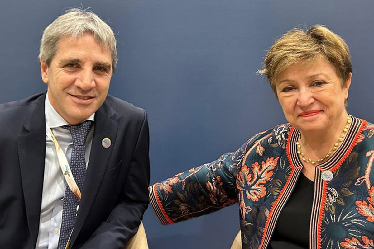El ministro de Economía, Luis Caputo, junto a la directora gerente del FMI, Kristalina Georgieva, el año pasado.