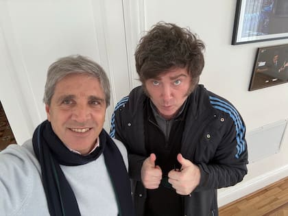 El ministro de Economía, Luis Caputo, junto al presidente Javier Milei.