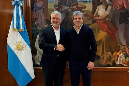 El ministro de Economía, Luis Caputo, junto al expresidente de Colombia, Iván Duque