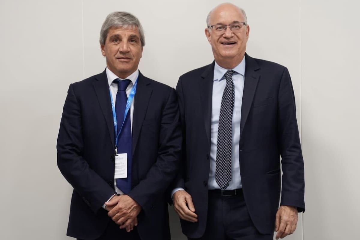 El ministro de Economía, Luis Caputo, junto al presidente del Banco Interamericano de Desarrollo (BID), Ilan Goldfajn