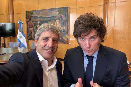 El ministro de Economía, Luis Caputo, junto al presidente Javier Milei