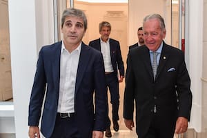 El ministro de Economía, Luis Caputo, junto con Daniel Funes de Rioja, titular de la Unión Industrial