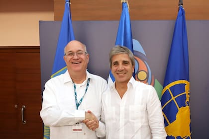 El ministro de Economía, Luis Caputo, junto con el presidente del Banco Interamericano de Desarrollo, Ilan Goldfajn