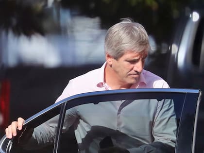 El ministro de Economía, Luis Caputo, llegando a la Casa Rosada