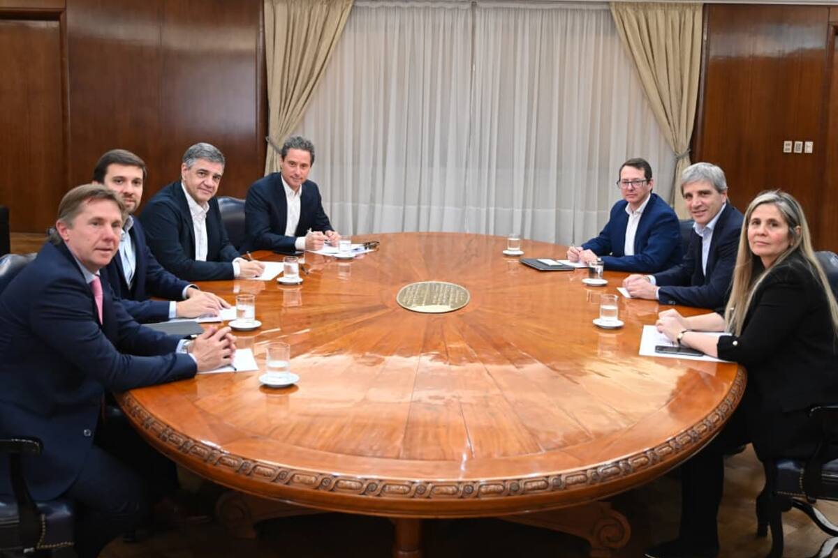 El ministro de Economía, Luis Caputo, recibió al jefe de gobierno Jorge Macri en el Ministerio de Economía