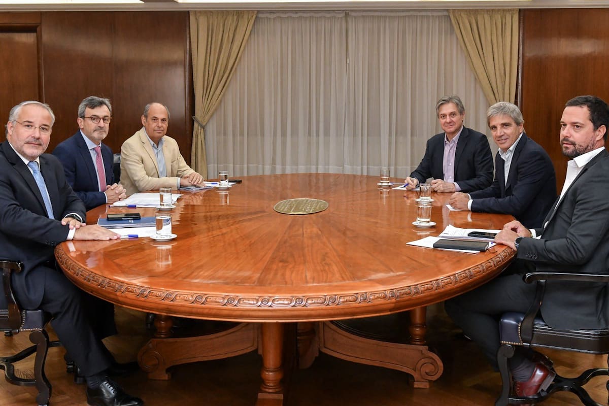El ministro de Economía, Luis Caputo, reunido con la cúpula de la Unión Industrial Argentina (UIA).