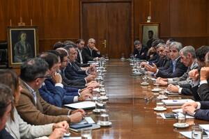 El ministro de Economía, Luis Caputo, reunido con generadoras eléctricas y productoras de gas