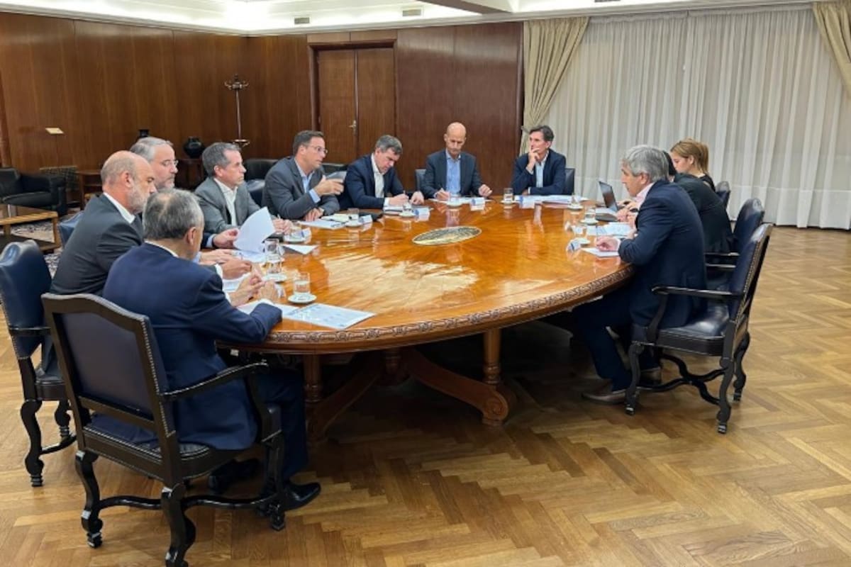 El ministro de Economía, Luis Caputo, reunido con los presidentes de las terminales automotrices