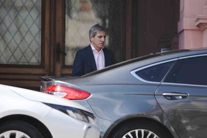 El ministro de economía Luis Caputo sale de la Casa Rosada luego de la Reunión de Gabinete