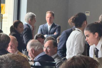 El ministro de Economía, Luis Caputo, se cruzó y saludó con Jorge Brito, presidente de River Plate (LA NACION)