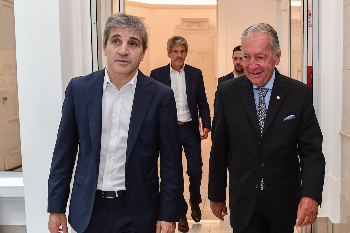El ministro de Economía, Luis Caputo, y el presidente de la UIA, Daniel Funes de Rioja, en el encuentro que mantuvieron hoy