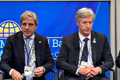 El ministro de Economía Luis Caputo y el presidente del Banco Central, Santiago Bausili, mantienen las bandas cambiarias